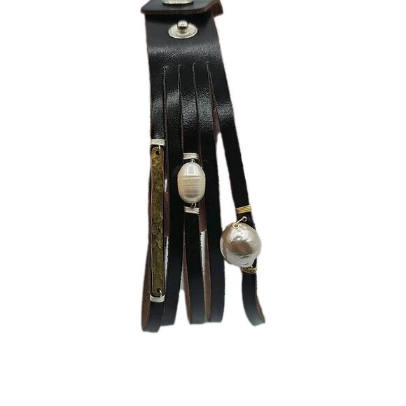 NAKAHOL leather strands adorned with freshwater pearls and gold-toned ACCENTS - Picture 1 of 16